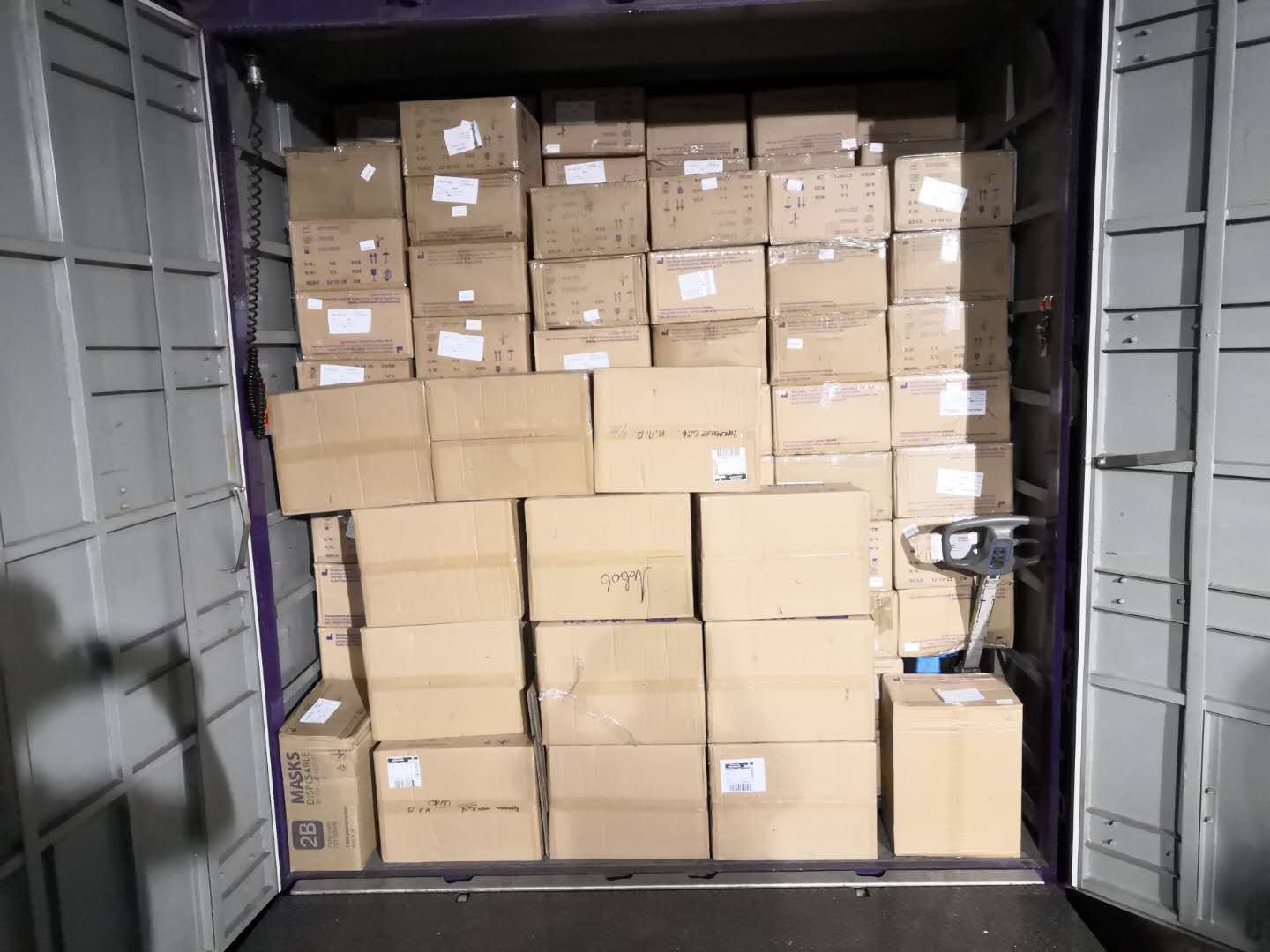 防護(hù)物資出口運輸；口罩裝車運輸?shù)较愀郯咐龍D